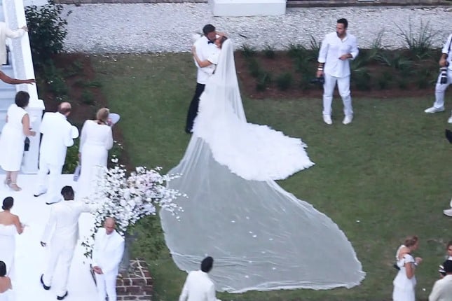 Ben Affleck and Jennifer Lopez had a second wedding ceremony in front of friends and family on Saturday.